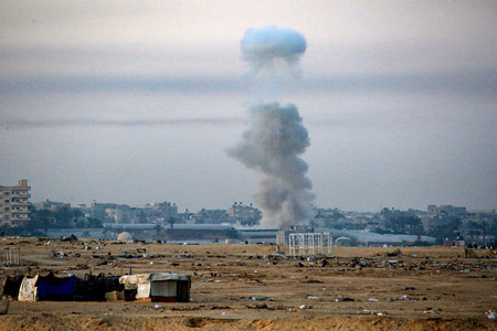 ３１日、パレスチナ自治区ガザ最南部ラファで、イスラエルによる空爆後に上がる煙（ＡＦＰ時事）