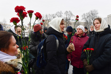 ロシア軍の予備役兵士の帰還を求める妻ら＝１月６日、モスクワ（ＡＦＰ時事）
