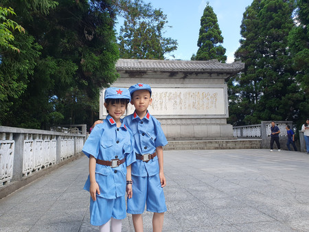 人民服デザインの服を着た子ども＝５月２４日、中国江西省井岡山市