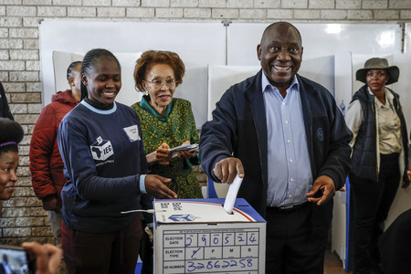 投票する南アフリカの与党アフリカ民族会議（ＡＮＣ）の議長（党首）を務めるラマポーザ大統領（右から２人目）＝５月２９日、ヨハネスブルク郊外ソウェト（ＡＦＰ時事）