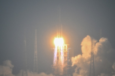 無人探査機「嫦娥６号」を搭載したロケットの打ち上げ＝５月３日、中国南部・海南島（ＡＦＰ時事）