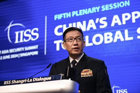 ２日、シンガポールで開かれたアジア安全保障会議で演説した中国の董軍国防相（ＡＦＰ時事）