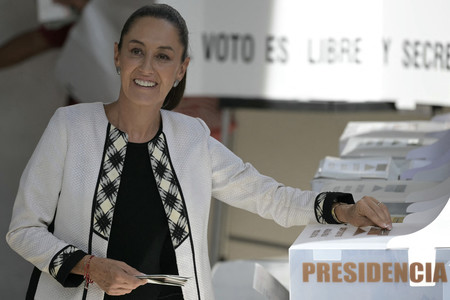 ２日、メキシコ市で投票するシェインバウム前メキシコ市長（ＡＦＰ時事）