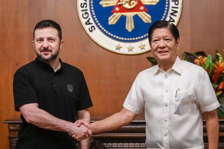 ３日、マニラのマラカニアン宮殿で会談したフィリピンのマルコス大統領（右）とウクライナのゼレンスキー大統領（ＡＦＰ時事）