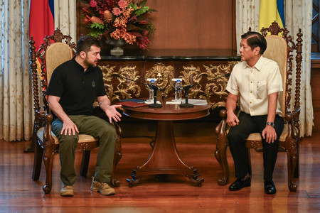 ３日、マニラのマラカニアン宮殿でウクライナのゼレンスキー大統領（左）と会談したフィリピンのマルコス大統領（フィリピン大統領府提供・時事）