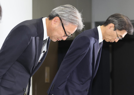 記者会見の冒頭、頭を下げるホンダの三部敏宏社長（左）＝３日午後、東京都港区