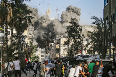 ３日、パレスチナ自治区ガザ南部のブレイジ難民キャンプで、イスラエルの空爆を受けた建物（ＥＰＡ時事）
