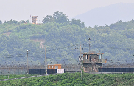 南北軍事境界線沿いの非武装地帯（ＤＭＺ）にある北朝鮮の監視所（奥）＝２０２３年７月（ＡＦＰ時事）