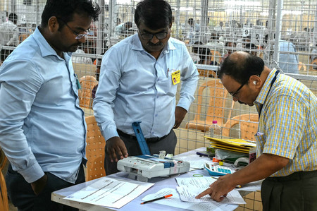 ４日、インド西部ムンバイで、総選挙の投票を集計する選管職員（ＡＦＰ時事）