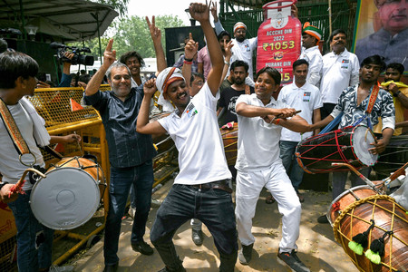 ４日、ニューデリーで、インド総選挙の開票経過に喜ぶ野党・国民会議派支持者（ＡＦＰ時事）