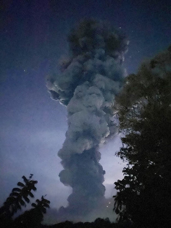 フィリピン中部ネグロス島のカンラオン山から立ち上る噴煙＝３日（比火山地震研究所提供）