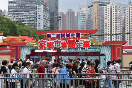 ４日、香港島のビクトリア公園で開催された親中派団体の物産展