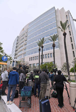 ４日、米カリフォルニア州サンタアナで、大谷翔平選手の元通訳、水原一平被告が出廷した裁判所前に集まる報道陣