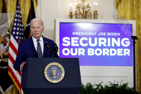 ４日、ホワイトハウスで国境管理について演説するバイデン米大統領（ＡＦＰ時事）
