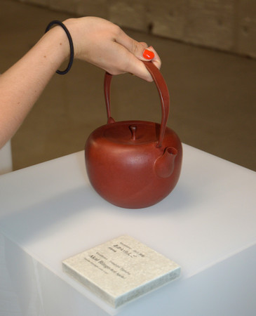 日本の伝統工芸品をＰＲするイベントで展示された岩手県の「南部鉄器」＝４日、米ニューヨーク