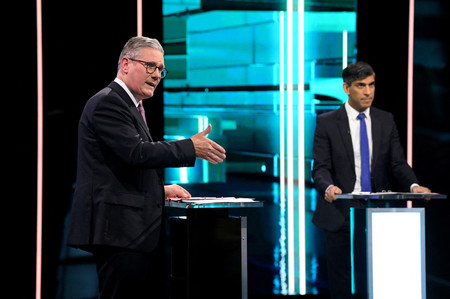 ４日、英中部マンチェスターでテレビ討論を行うスナク首相（右）と労働党のスターマー党首（ロイター時事）