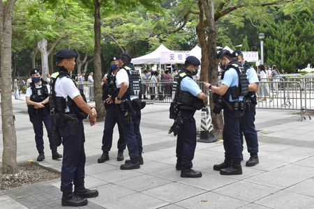 ビクトリア公園で警戒に当たる警官＝４日、中国・香港
