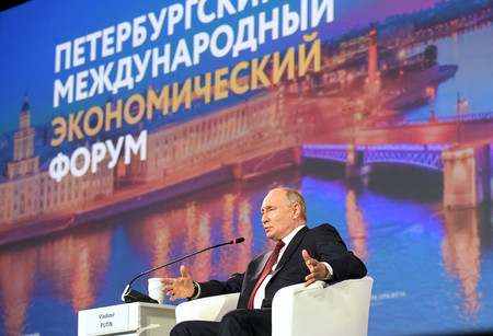 国際経済フォーラムの全体会合で演説するロシアのプーチン大統領＝２０２３年６月、サンクトペテルブルク（ＡＦＰ時事）