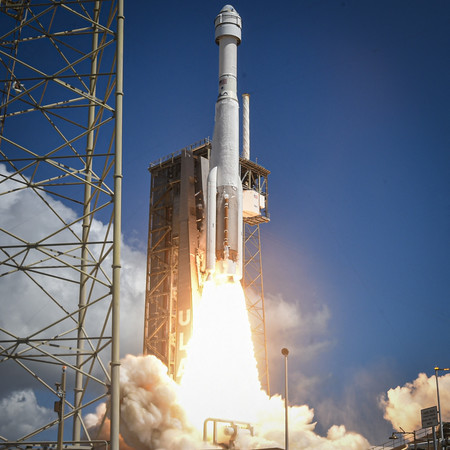５日、米南部フロリダ州のケープカナベラル宇宙軍基地から打ち上げられた新型宇宙船「スターライナー」（ＡＦＰ時事）