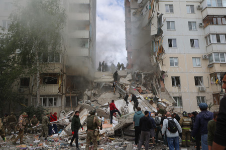 ウクライナ軍の攻撃で破壊された高層住宅＝５月１２日、ロシア西部ベルゴロド（ＡＦＰ時事）
