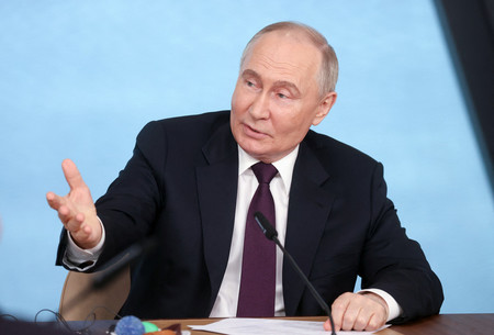 ５日、ロシア・サンクトペテルブルクで取材に応じるプーチン大統領（ＡＦＰ時事）