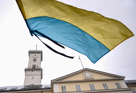ウクライナのリビウ市役所に掲げられた国旗（ＡＦＰ時事）