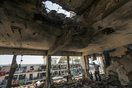 ６日、イスラエル軍の空爆を受けたパレスチナ自治区ガザ中部ヌセイラトの学校（ＥＰＡ時事）