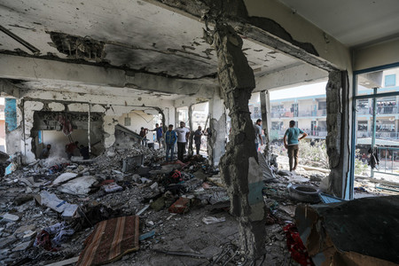 ６日、イスラエル軍の空爆を受け破壊されたパレスチナ自治区ガザ中部ヌセイラトの学校（ＥＰＡ時事）