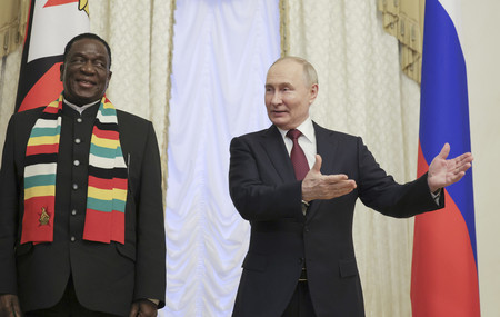 ６日、国際経済フォーラム出席のためロシア北西部サンクトペテルブルクを訪れたムナンガグワ・ジンバブエ大統領（左）との会談に臨むプーチン大統領（ＥＰＡ時事）