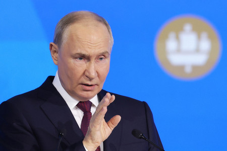 ７日、ロシア北西部サンクトペテルブルクで開かれた国際経済フォーラムで演説するプーチン大統領（ＡＦＰ時事）
