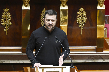 ７日、パリの国民議会で演説するウクライナのゼレンスキー大統領（ＡＦＰ時事）
