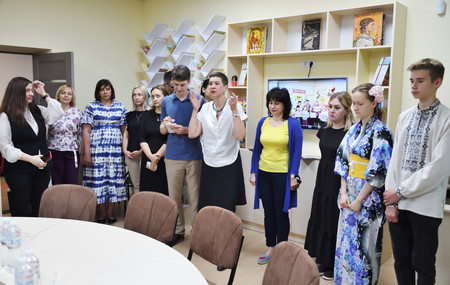 支援を訴える国立キーウ第一東洋言語学校のプロスクラ校長（右から５人目）と日本語教師ら＝７日、キーウ