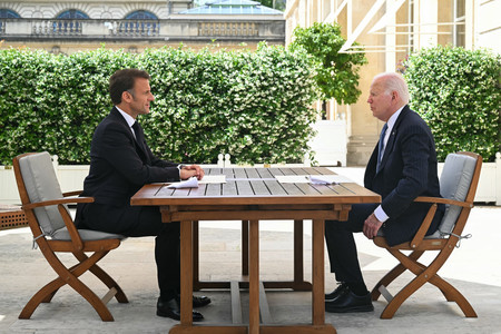 ８日、パリのエリゼ宮で会談するマクロン仏大統領（左）とバイデン米大統領（ＡＦＰ時事）