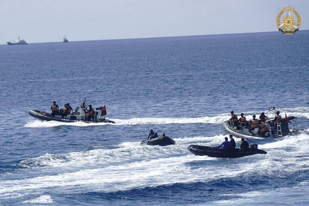 南シナ海のアユンギン（中国名・仁愛）礁近海で、フィリピンのボート（中央左と中央右）に接近する中国のボート＝５月１９日（比軍提供）（ＡＦＰ時事）