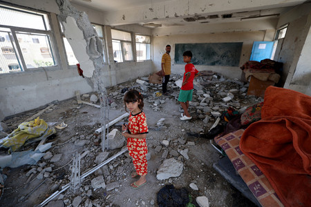 ７日、パレスチナ自治区ガザ中部ヌセイラトで、前日のイスラエル軍の空爆により破壊された学校（ＡＦＰ時事）