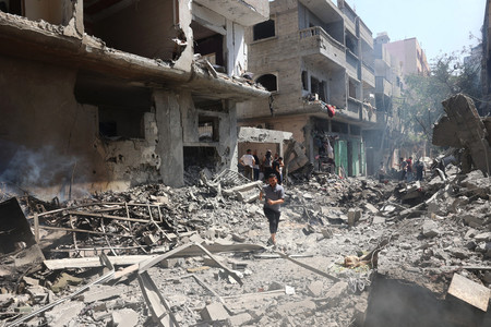 ８日、パレスチナ自治区ガザ中部ヌセイラトで、イスラエル特殊部隊の攻撃を受けて破壊された建物（ＡＦＰ時事）