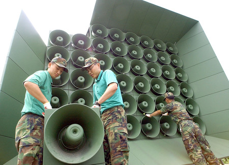 北朝鮮との軍事境界線付近で宣伝放送に使われた韓国軍の拡声器＝２００４年６月（ＡＦＰ時事）