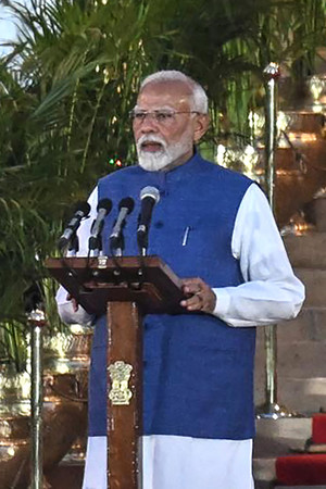 ９日、ニューデリーの大統領府で就任宣誓するインドのモディ首相（ＡＦＰ時事）