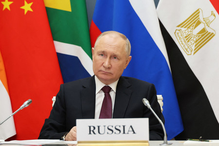 新興国グループ「ＢＲＩＣＳ」オンライン首脳会議に参加するロシアのプーチン大統領＝２０２３年１１月、モスクワ（ＡＦＰ時事）