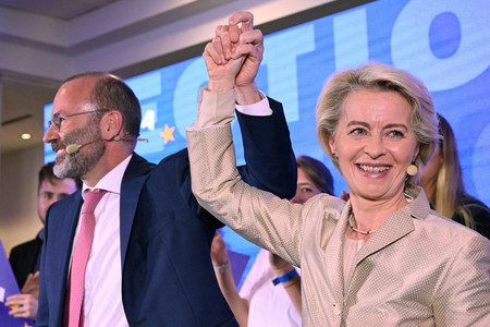 ９日、ブリュッセルで、欧州連合（ＥＵ）欧州議会選挙の結果を喜ぶＥＵのフォンデアライエン欧州委員長（右）ら「欧州人民党（ＥＰＰ）」の関係者（ＡＦＰ時事）