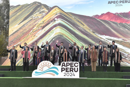 アジア太平洋経済協力会議（ＡＰＥＣ）観光相会合に出席し、記念撮影に応じる閣僚ら＝９日、ペルー・ウルバンバ
