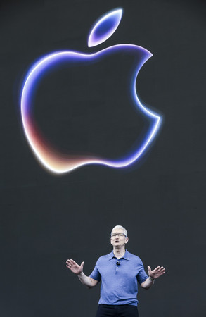 アップルの年次開発者会議で発言するクック最高経営責任者（ＣＥＯ）＝１０日、米カリフォルニア州クパチーノ（ＥＰＡ時事）