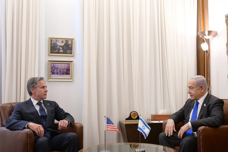１０日、エルサレムで会談するブリンケン米国務長官（左）とイスラエルのネタニヤフ首相（同国政府提供）（ＥＰＡ時事）