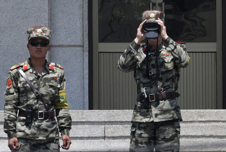 板門店で、韓国側を監視する北朝鮮軍の兵士＝２０１９年６月（ＡＦＰ時事）
