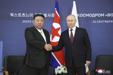 北朝鮮の金正恩朝鮮労働党総書記（左）とロシアのプーチン大統領＝２０２３年９月１３日、ロシア極東アムール州（朝鮮中央通信配信）（ＡＦＰ時事）