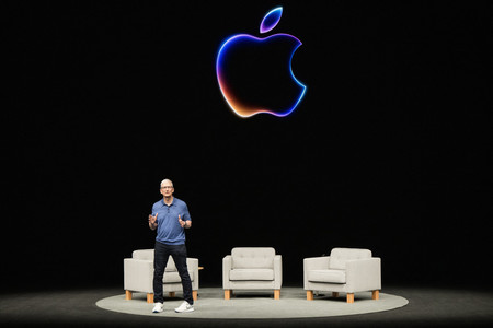 アップルの年次開発者会議で発言するクック最高経営責任者（ＣＥＯ）＝１０日、米カリフォルニア州クパチーノ（ＡＦＰ時事）