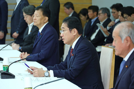 経済財政諮問会議で発言する岸田文雄首相（右から２人目）＝１１日午後、首相官邸