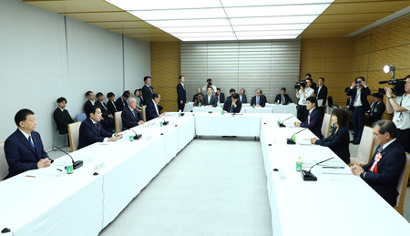 経済財政諮問会議で発言する岸田文雄首相（左から２人目）＝１１日午後、首相官邸