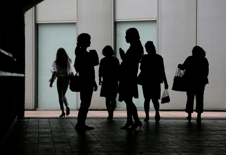 東京都内のオフィスのロビーを歩く女性たち（ＥＰＡ時事）