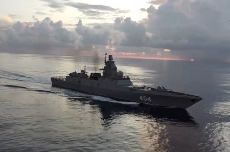 北方艦隊のフリゲート艦「アドミラル・ゴルシコフ」＝ロシア国防省が１１日に公開した映像より（ＥＰＡ時事）